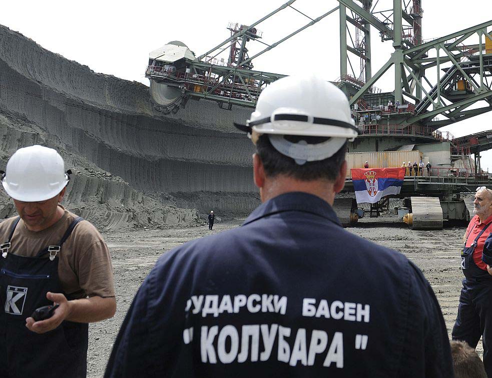 Неком мајка, већени маћеха: И државне фирме запошљавају млади преко агенција за минималну плату